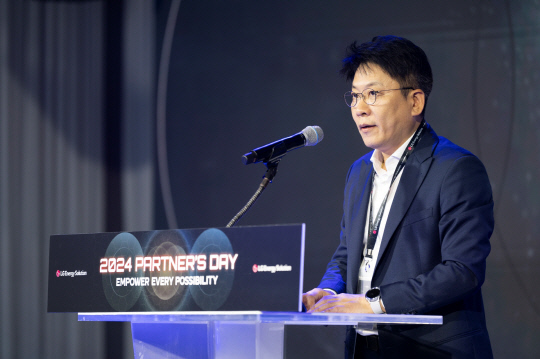 김동명 LG에너지솔루션 대표가 지난 12일 경기도 광주 곤지암 리조트에서 열린 2024 파트너스데이 행사에서 환영사를 하고 있다. LG에너지솔루션